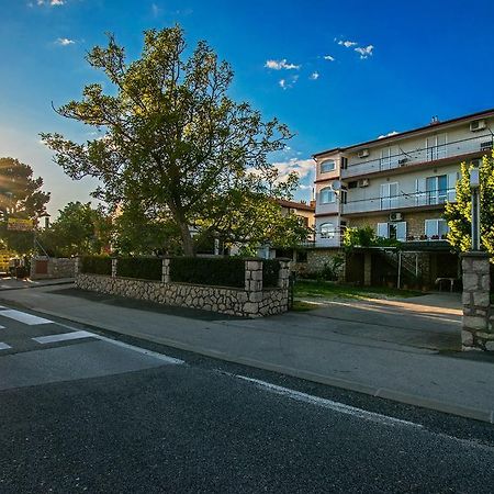 Diana Rooms And Apartments Starigrad Paklenica Exterior photo