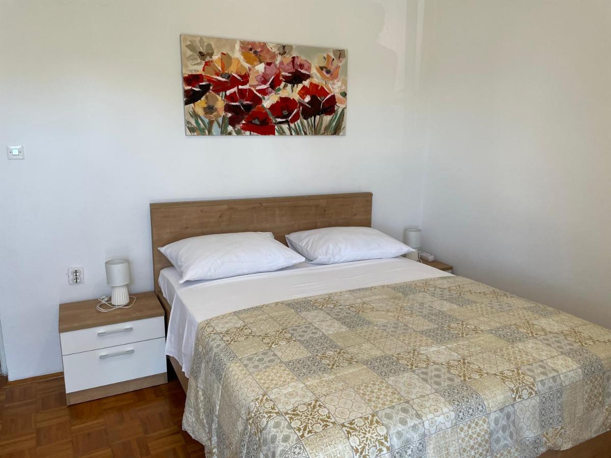 Diana Rooms And Apartments Starigrad Paklenica Exterior photo