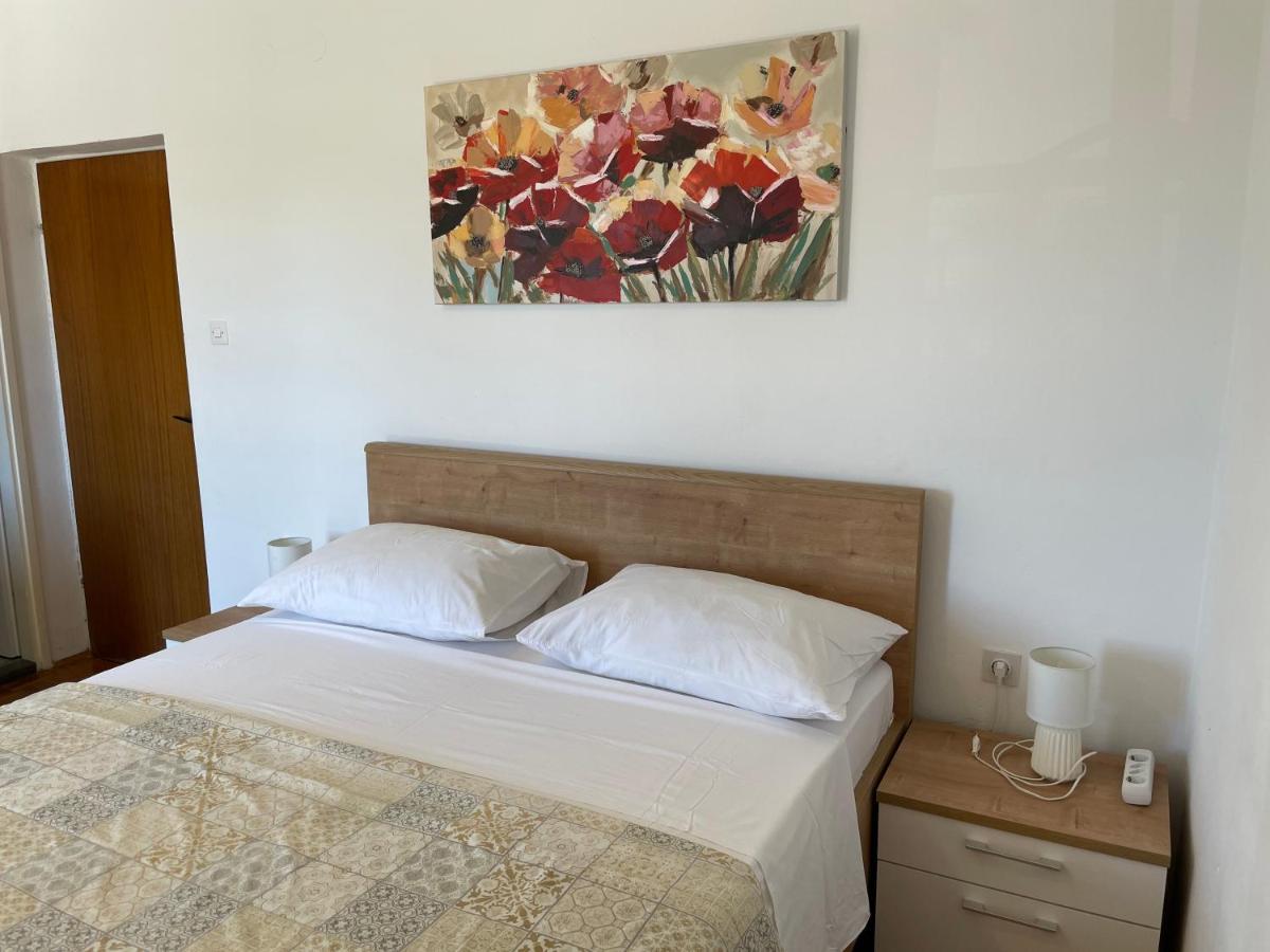 Diana Rooms And Apartments Starigrad Paklenica Exterior photo