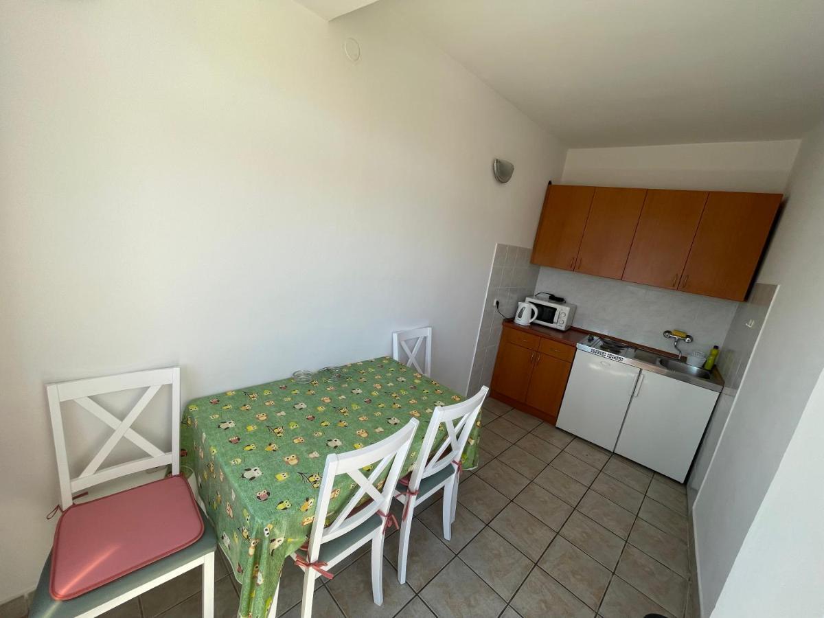 Diana Rooms And Apartments Starigrad Paklenica Exterior photo