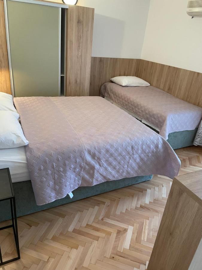 Diana Rooms And Apartments Starigrad Paklenica Exterior photo