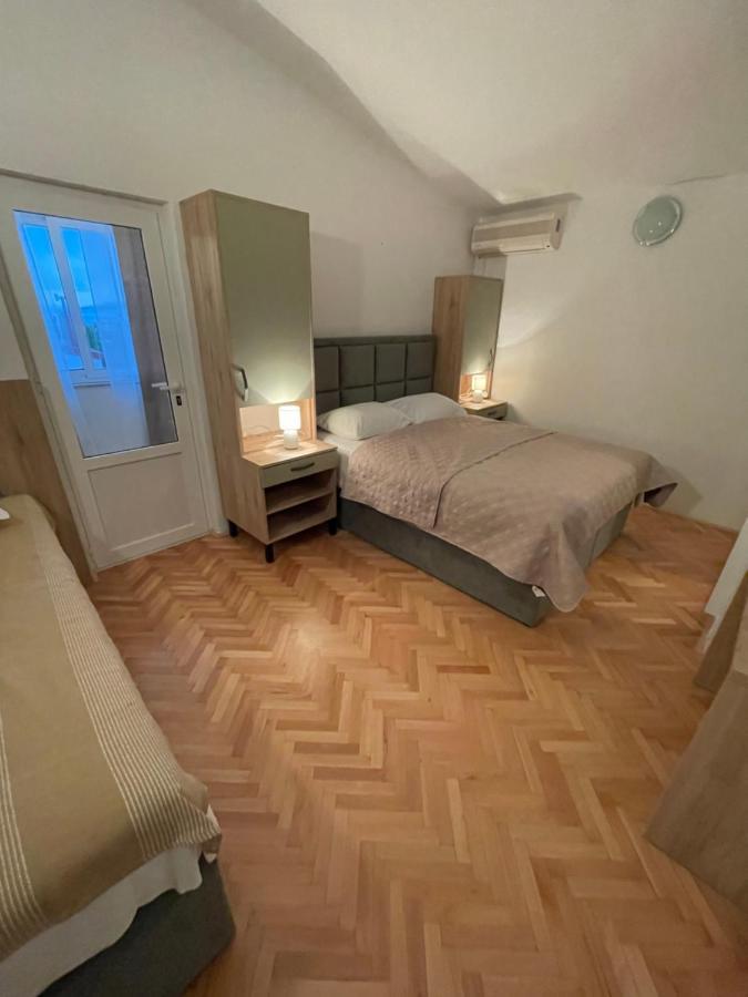 Diana Rooms And Apartments Starigrad Paklenica Exterior photo