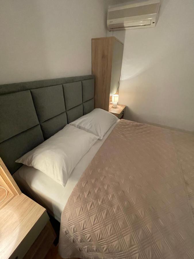 Diana Rooms And Apartments Starigrad Paklenica Exterior photo