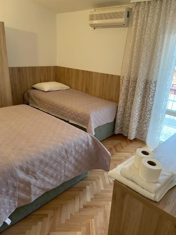 Diana Rooms And Apartments Starigrad Paklenica Exterior photo