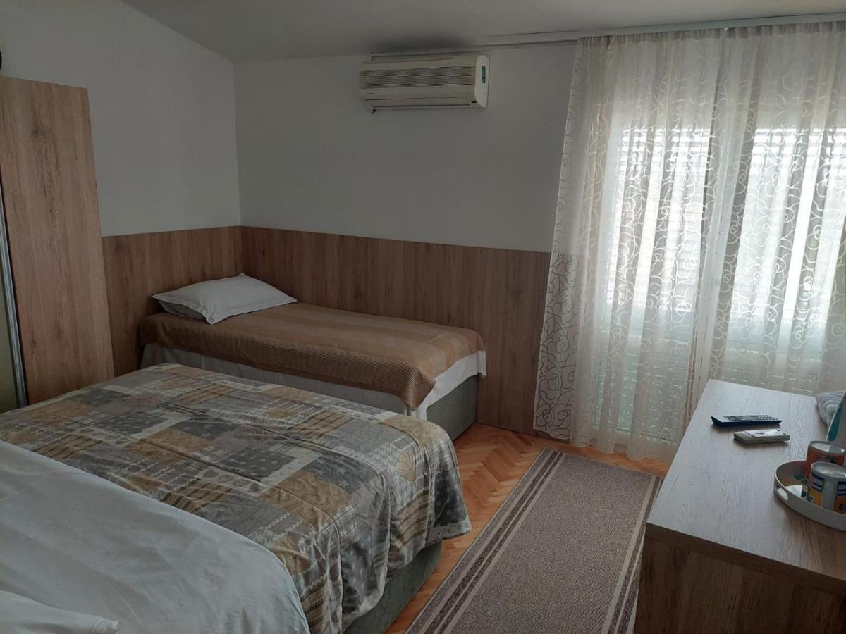 Diana Rooms And Apartments Starigrad Paklenica Exterior photo