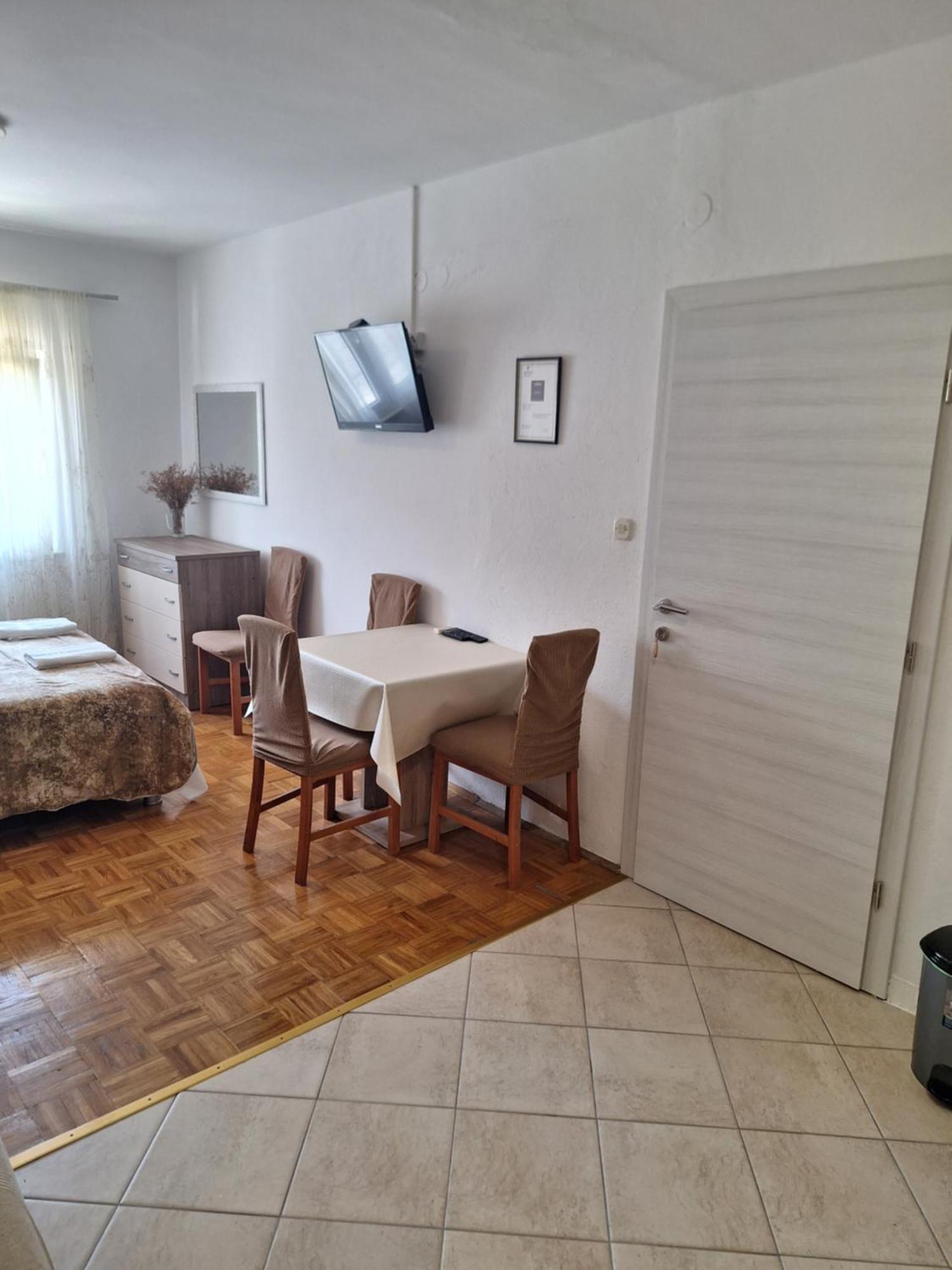 Diana Rooms And Apartments Starigrad Paklenica Exterior photo