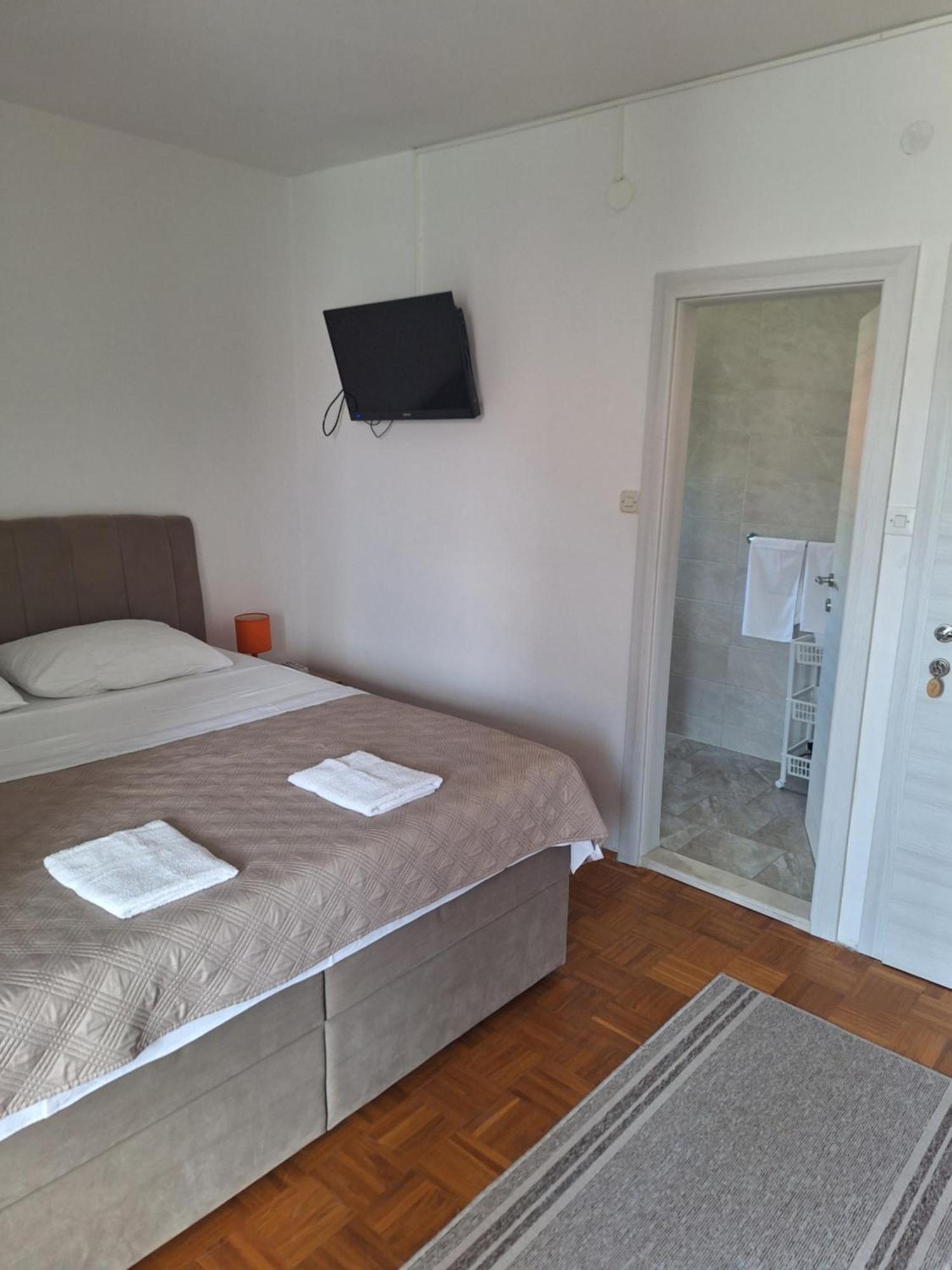 Diana Rooms And Apartments Starigrad Paklenica Exterior photo