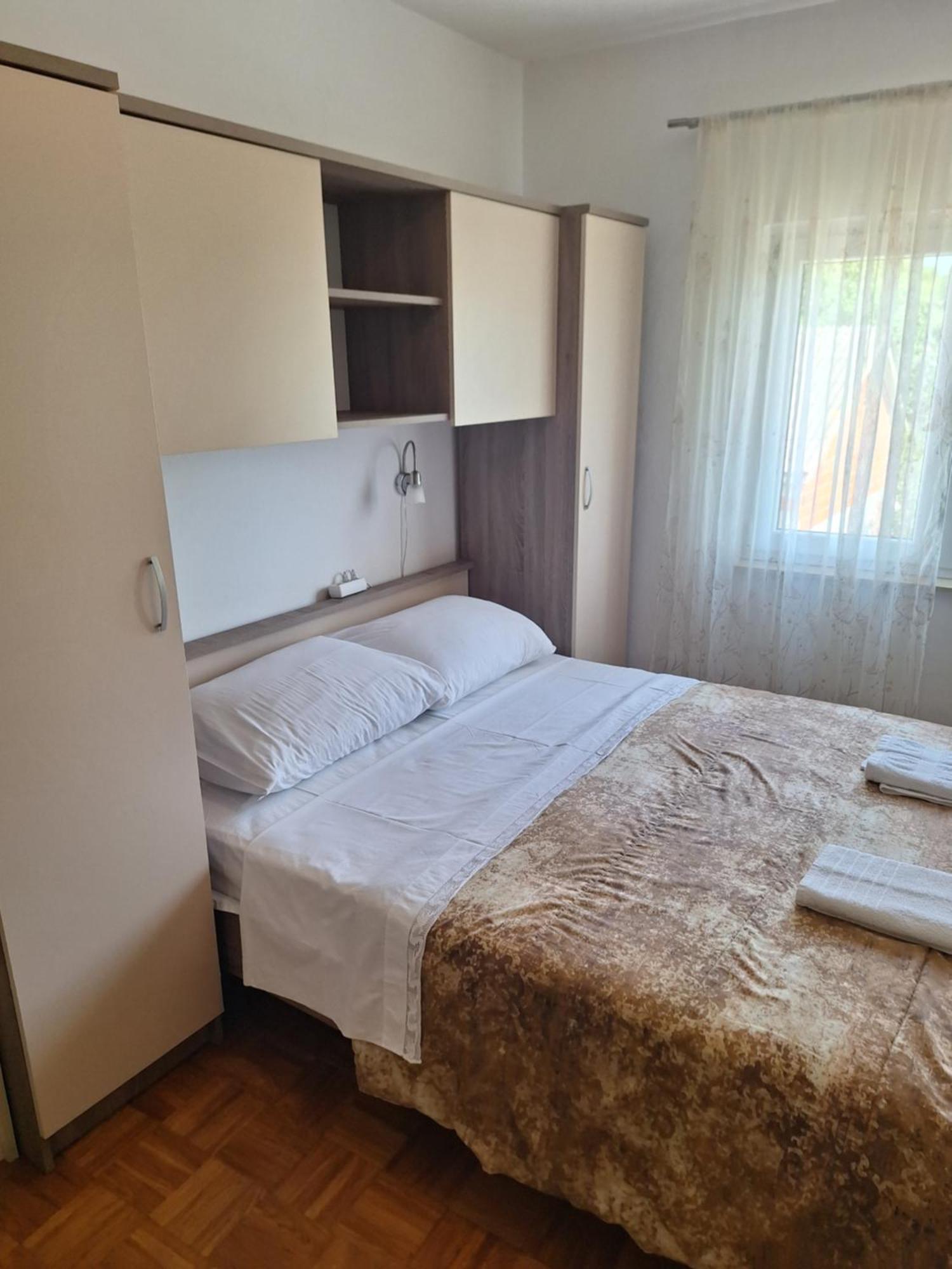 Diana Rooms And Apartments Starigrad Paklenica Exterior photo
