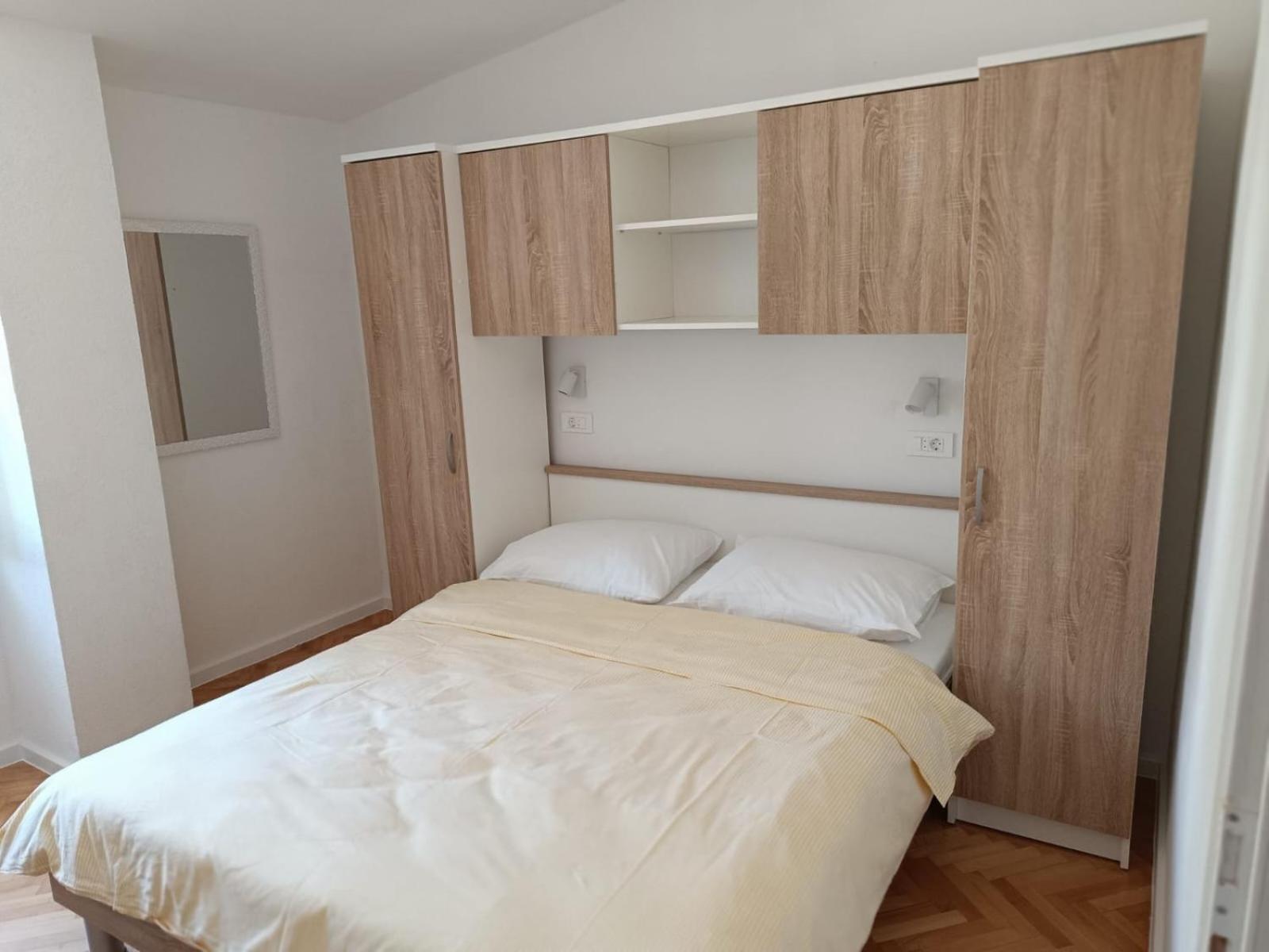 Diana Rooms And Apartments Starigrad Paklenica Room photo