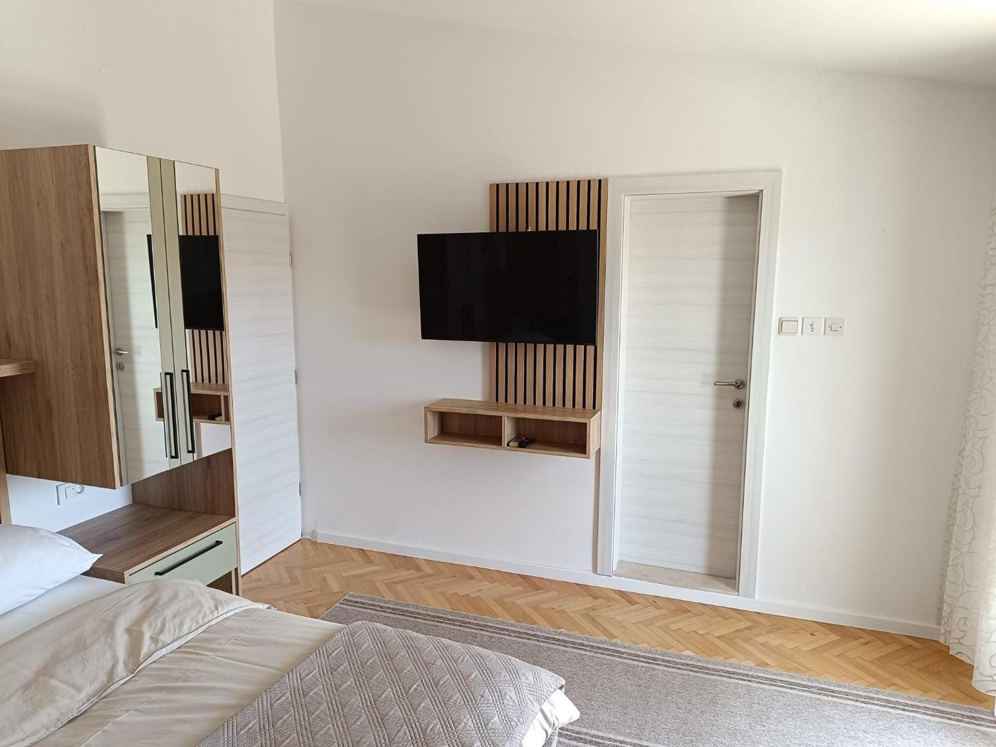 Diana Rooms And Apartments Starigrad Paklenica Exterior photo