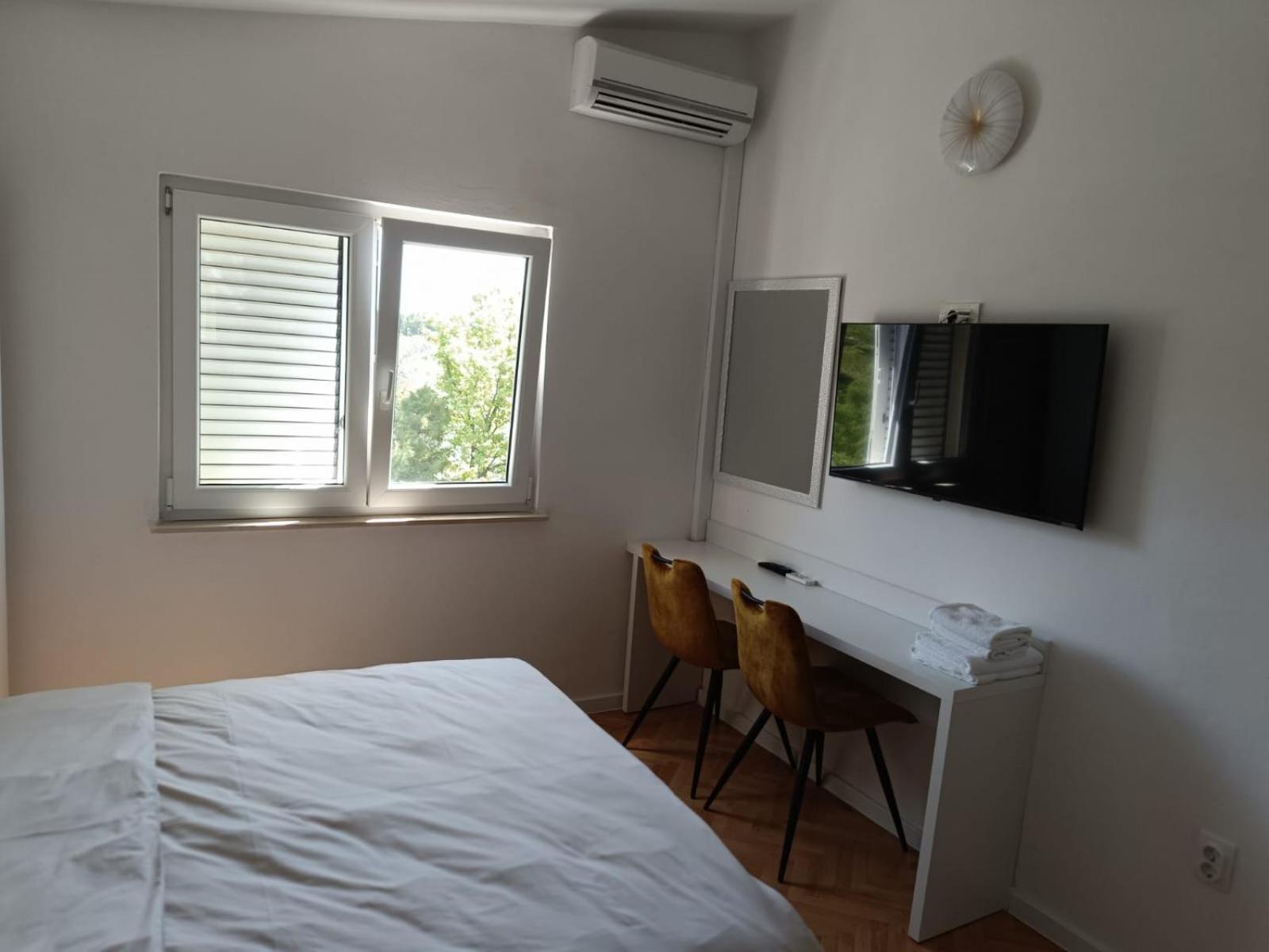 Diana Rooms And Apartments Starigrad Paklenica Exterior photo