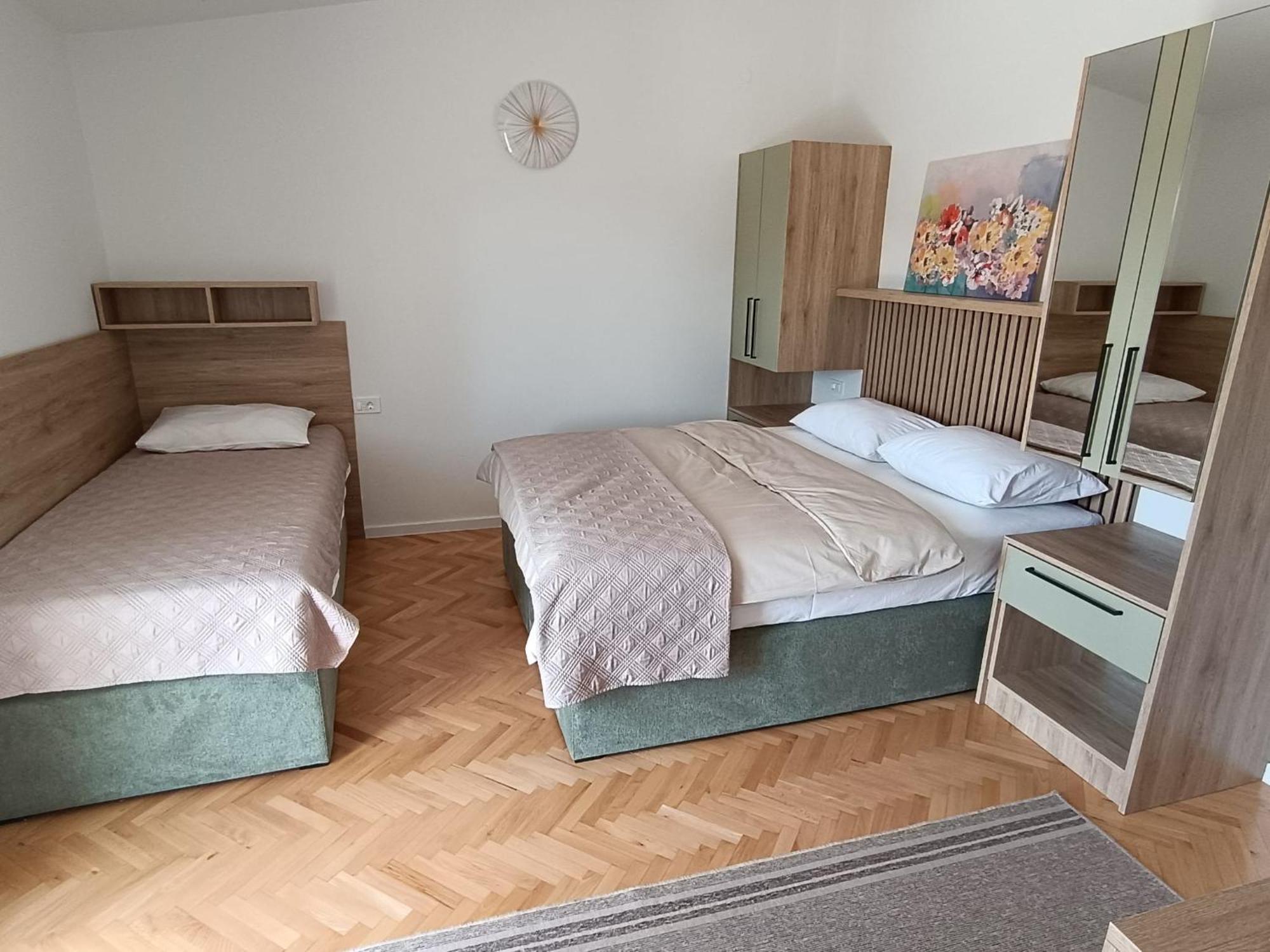 Diana Rooms And Apartments Starigrad Paklenica Exterior photo