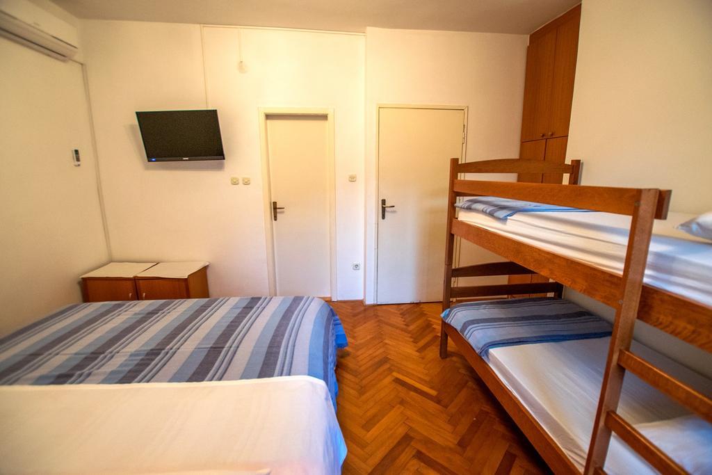 Diana Rooms And Apartments Starigrad Paklenica Exterior photo