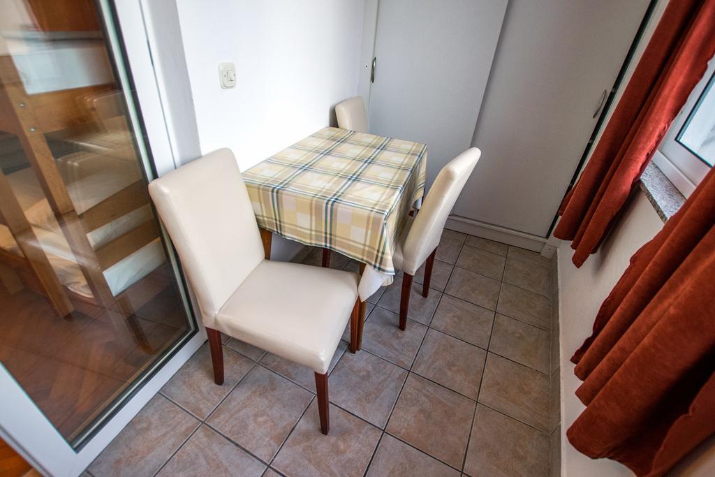 Diana Rooms And Apartments Starigrad Paklenica Exterior photo