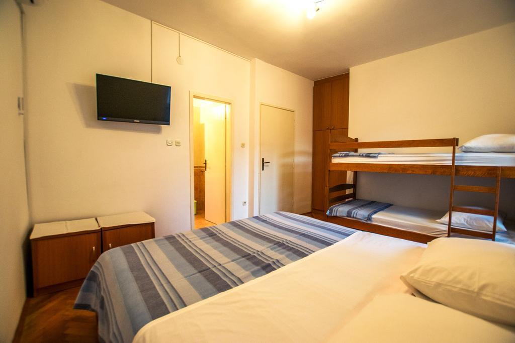 Diana Rooms And Apartments Starigrad Paklenica Exterior photo