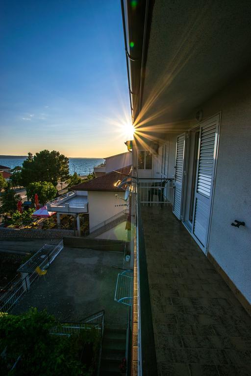 Diana Rooms And Apartments Starigrad Paklenica Exterior photo