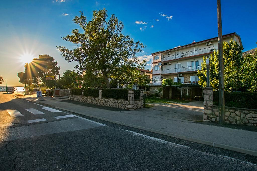 Diana Rooms And Apartments Starigrad Paklenica Exterior photo